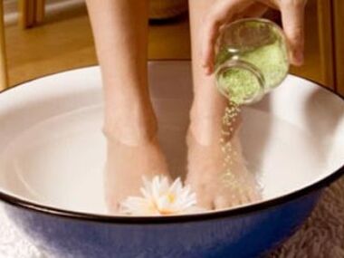 Aburiți-vă picioarele înainte de a utiliza remedii populare pentru onicomicoză