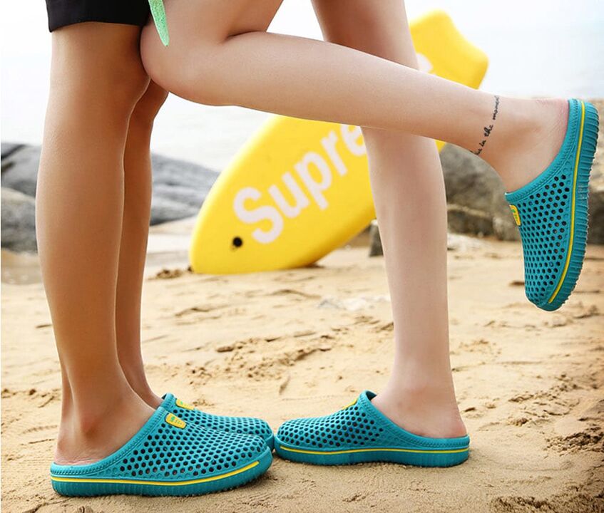 Pentru a preveni infecția fungică, trebuie să purtați papuci atunci când mergeți pe plajă. 